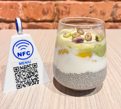 Budincă de chia cu fistic și mango