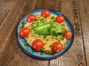 Clătită din năut, cu humus, avocado și roșii cherry