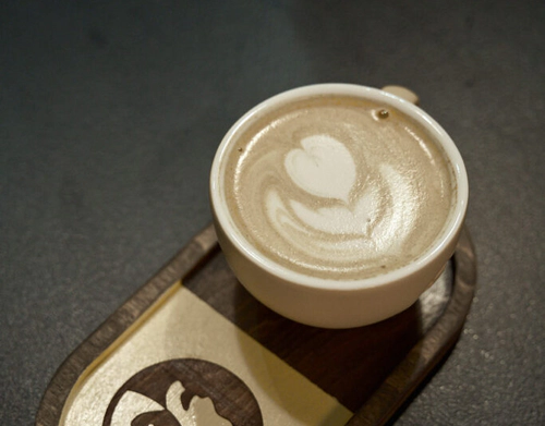 Imaginea prezinta o cana cu cappuccino.