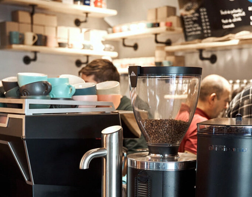 Imaginea prezinta interiorul Cafenelei Natiei din Bucuresti