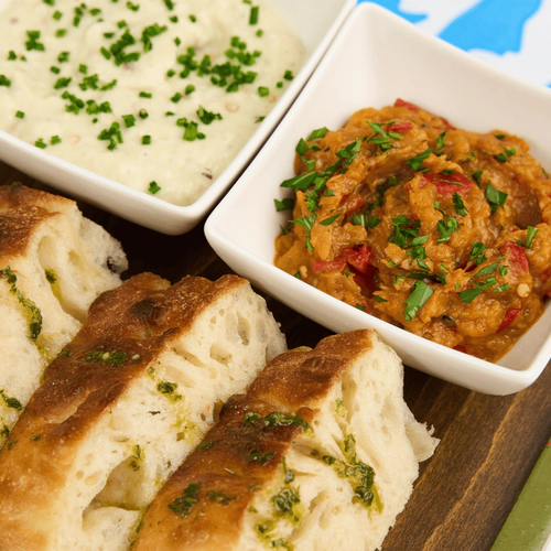 Platou cu salată de vinete și zacuscă